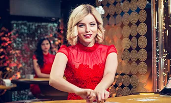 Hình ảnh nhân viên hỗ trợ khách hàng 24/7 của Bet 168 với tai nghe